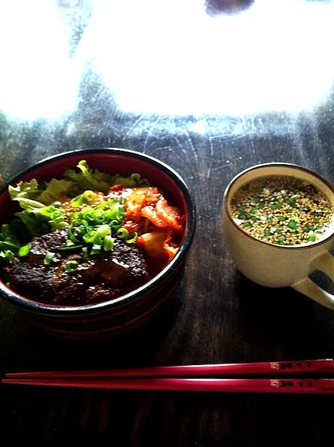 ハンバーグキムチ丼、わかめスープ|ぼーちゃんさん