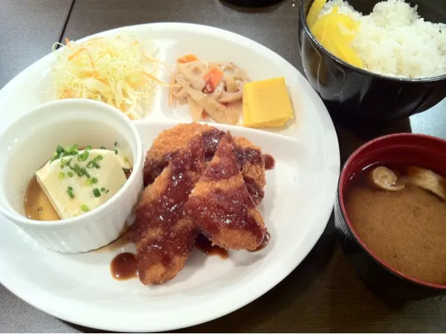 Snapdishの料理写真:本日の日替わりプレートランチ。 肉じゃがコロッケとささみチーズカツ。|大石さん