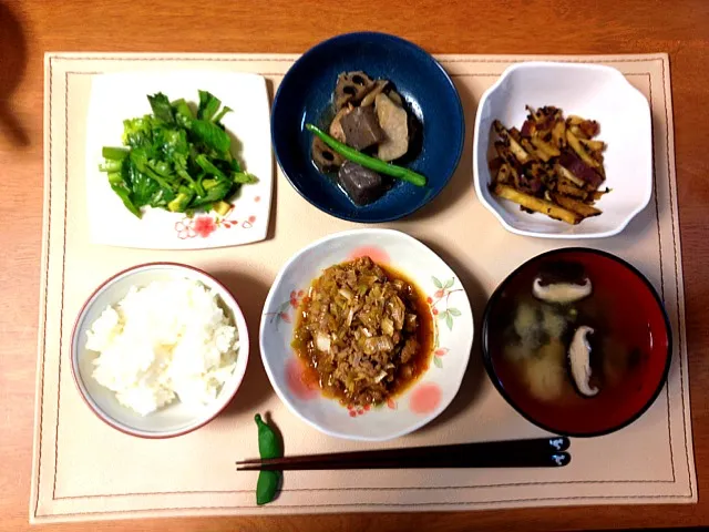 Snapdishの料理写真:晩ご飯。白葱と豚挽肉の佃煮、薩摩芋のバター金平、セロリマリネ、筑前煮、味噌汁(豆腐、椎茸、わかめ)、ごはん。|himaさん