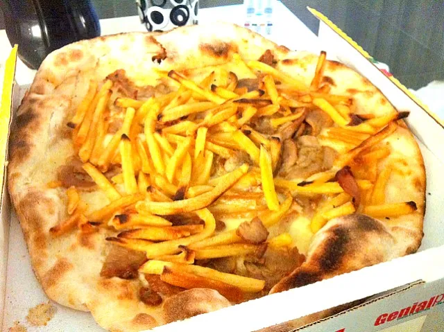 Snapdishの料理写真:pizza w/ kebab, chips & mozzarella|Marcoさん