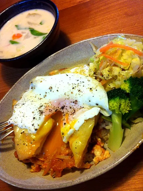 厚揚げのロコモコ風、味噌豆腐とケチャップで作ったソース、キャベツとモヤシの柚子胡椒ドレッシング、おそよ～さんです。。。酒粕のスープもなかなかイケるw|Suzuki Akikoさん