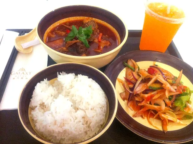 grilled tender pork salad & braised ox-tail rice|skyblueさん