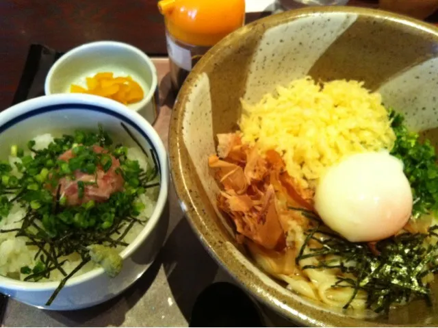 Snapdishの料理写真:釜玉うどん+ネギトロ丼|Jackie Yamakawaさん