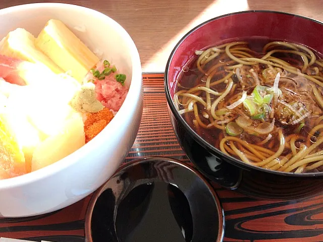 海鮮丼＆そば（釧路は緑色）|しんちゃん♪さん