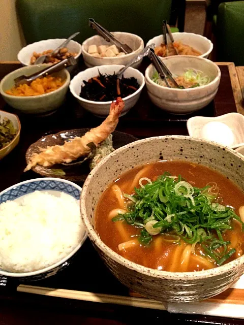 作右衛門の天ぷらカレーうどんは、小皿がいっぱいついて、ご飯のお代わりもＯＫ(^^;;|大阪カレー部長さん