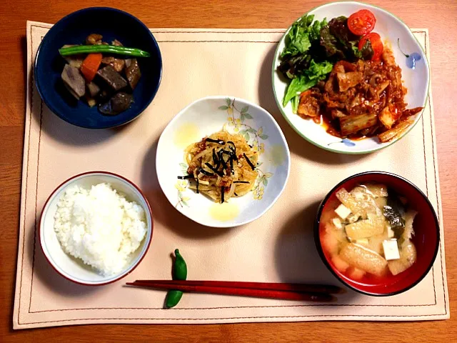 晩ご飯。豚キムチ、大根サラダ、筑前煮、みそ汁(豆腐、わかめ、長ネギ、油揚げ)、ごはん。|himaさん