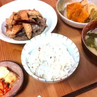 Snapdishの料理写真:鶏手羽とこんにゃくのニンニク醤油煮、がんもとカボチャの煮物、大根のお味噌汁に豆腐の味噌漬けとキムチ、雑穀ご飯|篠原 恵介さん