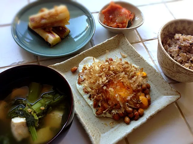 Snapdishの料理写真:キムチ、リーキこ塩麹焼き、菜の花と豆腐の味噌汁、納豆のお焼き、雑穀玄米♡  食べる順番もコレd(^_^o)|おーこ🍅野菜ソムリエの母ちゃんさん