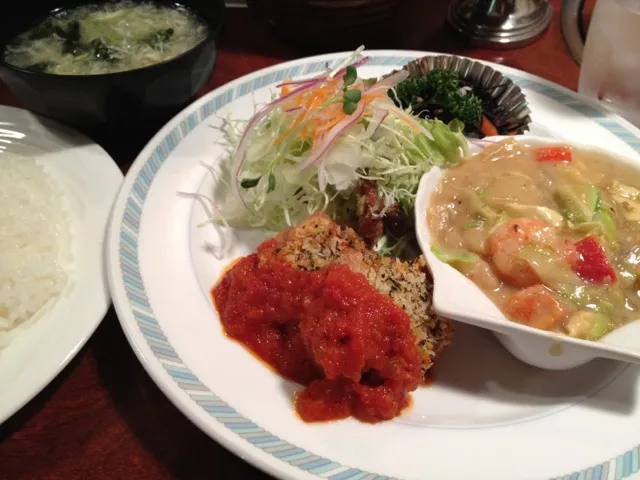 Snapdishの料理写真:小海老と野菜の胡麻味噌炒め チキンの香草パン粉のせ焼 トマトソース|shinoktzwさん