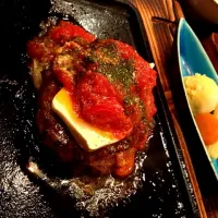 Snapdishの料理写真:フレッシュトマトとクリームチーズハンバーグ|yucaさん