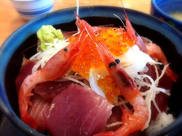 清水漁港の鉄火丼。豪快＆新鮮！！うまし！|かとけんさん