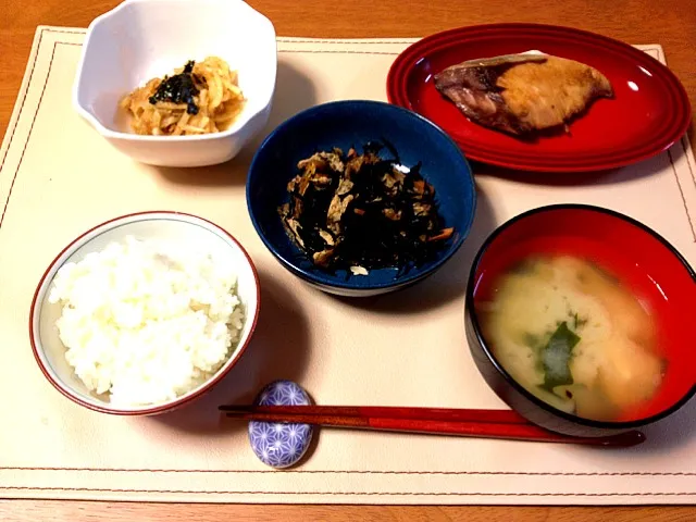 晩ご飯。ぶりの照焼き、ひじきの煮物、大根サラダ、みそ汁(玉ねぎ、わかめ、豆腐)、ごはん。|himaさん