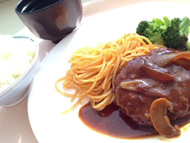 今日の社食はハンバーグ定食。430円。|ルーア・ブランカさん