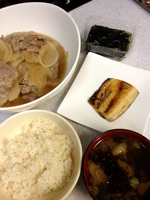 Snapdishの料理写真:大根と豚肉蒸し、サバ、ご飯、ネギとワカメ味噌汁|りささん