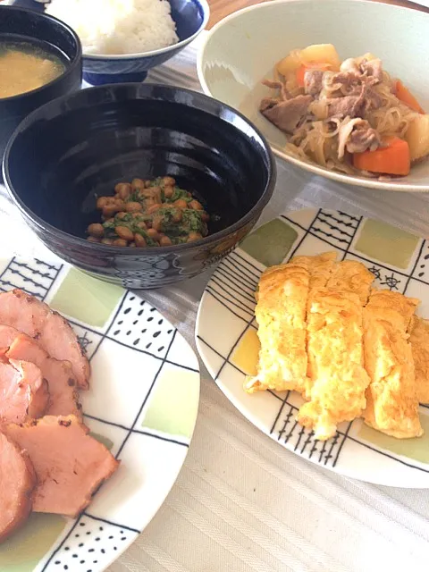 朝ごはんー！肉じゃが、出汁巻き卵、炙りハム、お豆腐のスープ胡麻油風味、紫蘇入り納豆。肉じゃがは夜に期待！|canadienneさん