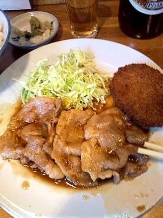 昼ごはんは生姜焼きとコロッケ|Takeruさん