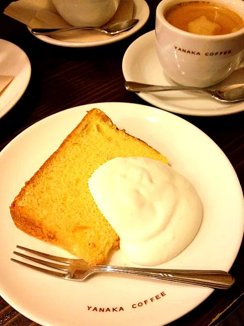 Snapdishの料理写真:谷中コーヒーでシフォンケーキ|mutty shimonnyさん