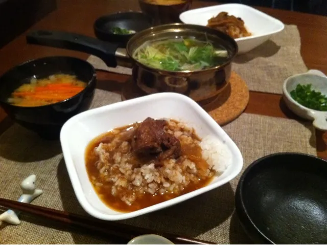 Snapdishの料理写真:牛タン丼と湯豆腐と味噌汁。もうちょっと頑張れたなぁ。。。|takeharuさん