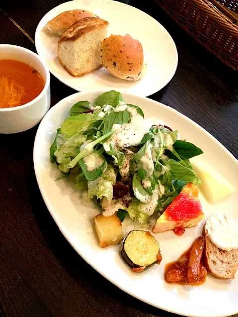 今日のランチの前菜とスープ。パンが食べかけなのは気付かない降りして☆|ayakoさん