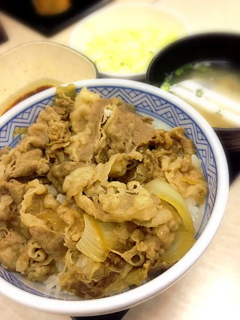 寒過ぎるから牛丼！ 火曜AM3時まで並盛￥２７０！！w|Kazuさん