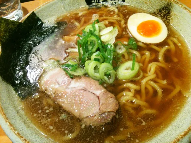 鶏ガラ醤油ラーメン 太麺にあっさりスープ|純さん