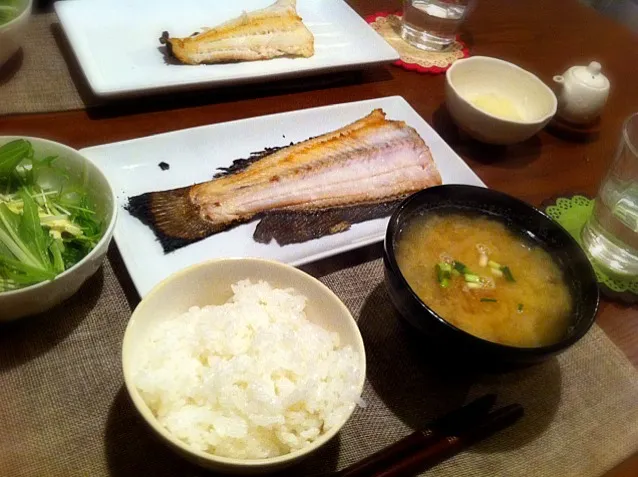 Snapdishの料理写真:焼きあぶらっこと水菜とダイコンの豚しゃぶ風サラダと味噌汁。|takeharuさん