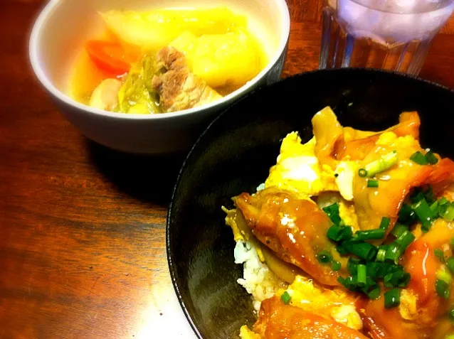 特製餃子丼と、塩麹豚と野菜のスープ。|tesasakiさん