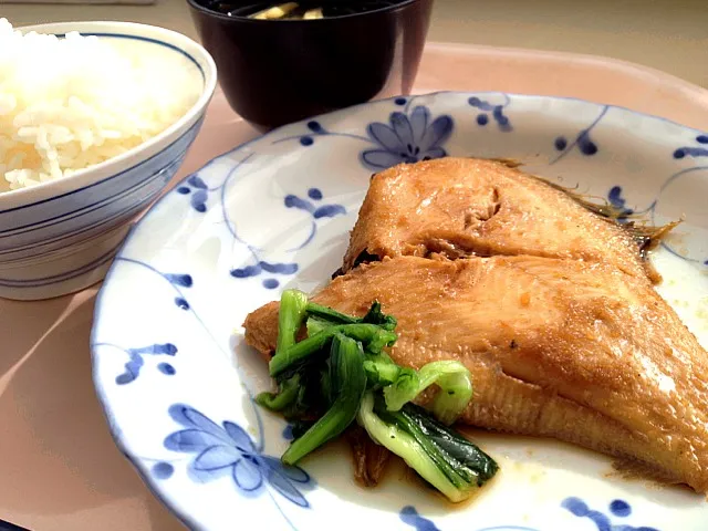 今日の社食はカレイの煮付け定食。450円なり。|ルーア・ブランカさん