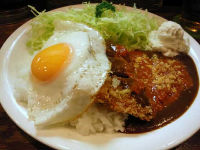 たけだプレート。ヒレカツ三切れと目玉焼きと千切りキャベツが乗ったプレートにデミグラとトマトのダブルソース。美味しかった！|SATOSHI OOCHIさん