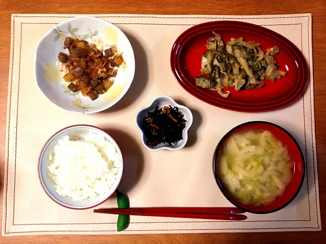 晩ご飯。鮭のちゃんちゃん焼き、大根とこんにゃくのピリ辛炒め、ひじきの煮物、みそ汁(キャベツ、玉ねぎ、油揚げ)、ごはん。|himaさん