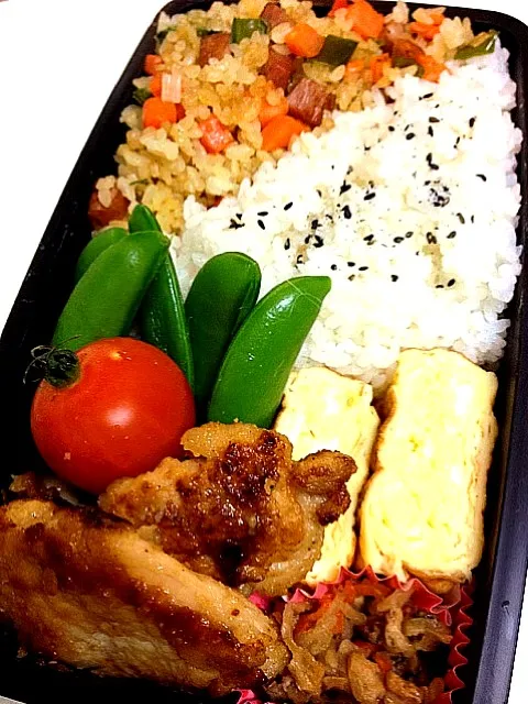 Snapdishの料理写真:息子弁当1/31 鶏肉ソテー、玉子焼き、焼き豚チャーハン|たゆさん