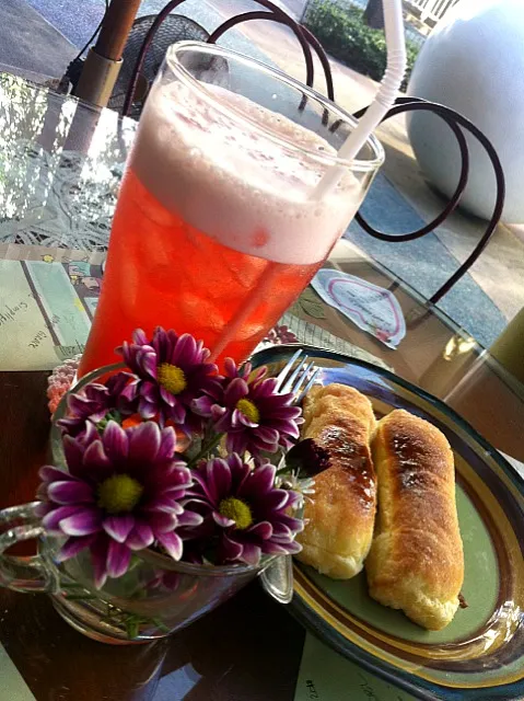 apple cinnamon and honey iced tea with grilled  cheesebread|jayare clarisseさん