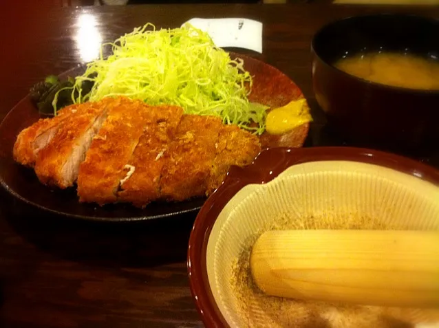 豚丼の店でとんかつ。ゴマスリ。|hirotomoさん