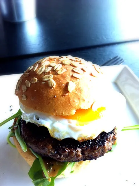 hamburger with sunny side up|willzさん