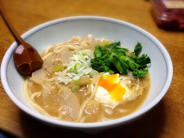 Snapdishの料理写真:味噌煮込みうどん。赤と白合わせた。|keimaejimaさん