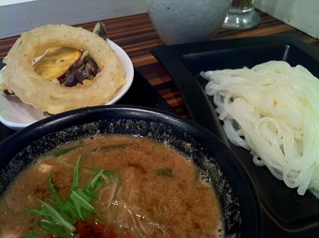 Snapdishの料理写真:みそつけしら麺。米粉天ぷらがうまいよ。|hirotomoさん