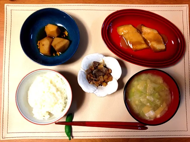 晩ご飯。鯖のみそ煮、里芋の煮っころがし、大根とこんにゃくのピリ辛炒め、みそ汁(キャベツ、豆腐、油揚げ)、ごはん。全体的に茶色～(^◇^;)|himaさん