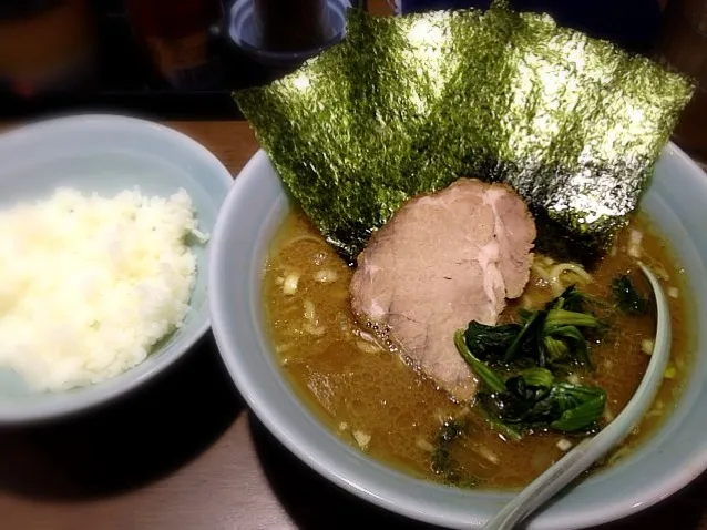 今日昼飯は家系ラーメン|hosakaさん