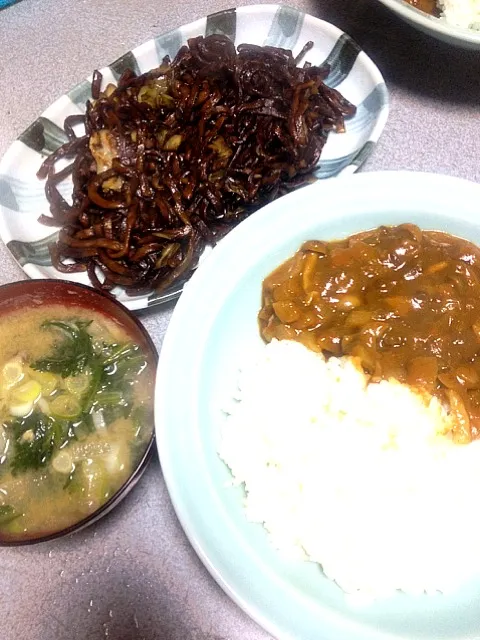 #夕飯 キノコ入りカレー、春菊椎茸ネギ味噌汁、黒い太田焼きそば( @michiCcoro  ミチッコロさん太田焼きそばありがとう) 。お腹いっぱいぱい！|ms903さん