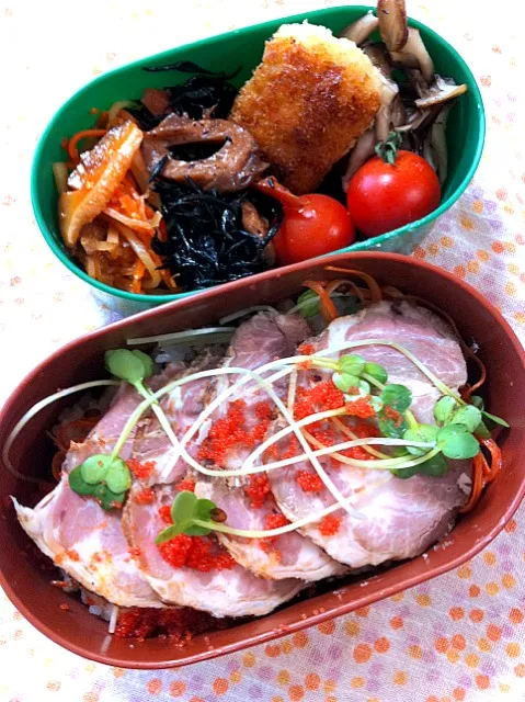 チャーシュー丼。鶏肉のシソチーズ揚げ、ひじき煮物、大根人参のピビム。吉野先生のチャーシューおいしい。ピビムは水戸駅の総菜屋アンティエールの。|nozomi tsujiさん