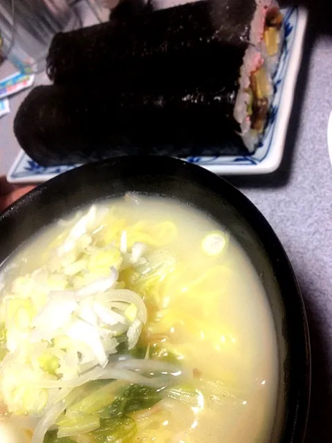 #夕飯 寿がきやラーメン、恵方巻き。恵方った！恵方った！寿がきやスーちゃん食べながら恵方った！|ms903さん