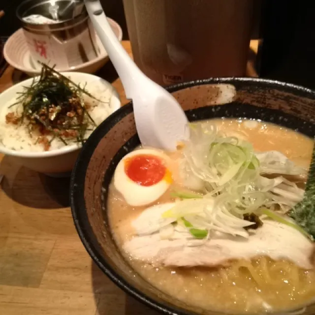 Snapdishの料理写真:青山ラーメンと辛肉味噌丼|Hajime Sakaiさん