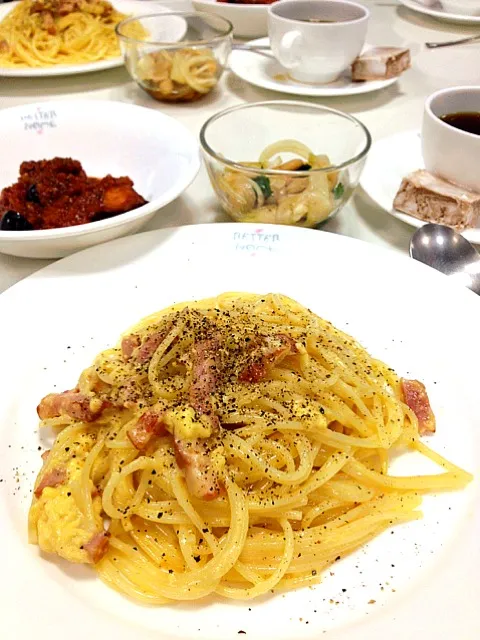 今日のお昼(o^^o)カルボナーラ💛、たこのトマト煮、豆と野菜のマリネ、マーブルマシュマロとコーヒー|rinaさん