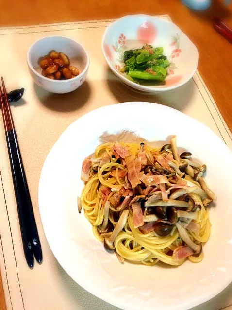 晩ご飯。しめじとベーコンの和風パスタ、菜の花の梅ゴマ和え、大豆の甘辛揚げ。|himaさん