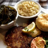 Salmon Patties, Greens and Mac & Cheese|Jason Chickさん