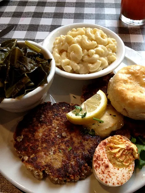 Salmon Patties, Greens and Mac & Cheese|Jason Chickさん