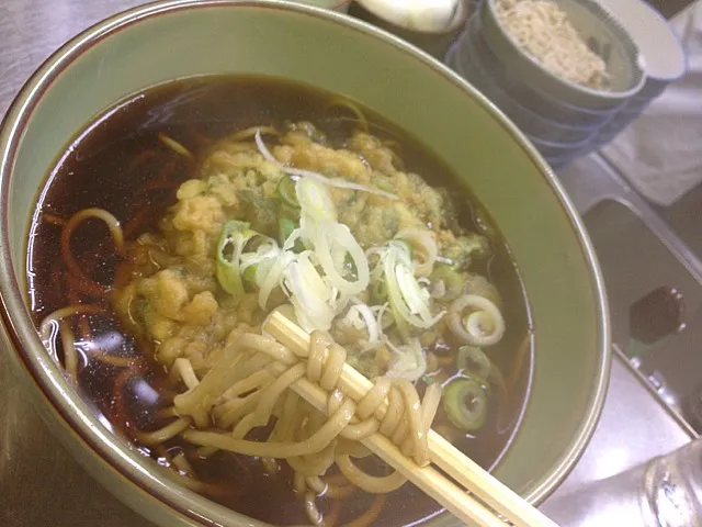 東十条の立ち食いの名店。この濃いめのおつゆが！！味のあるおじさんのお話も薬味に。(*´ω`)|ひろぱげさん