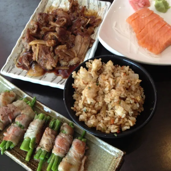 Salmon Sashimi, Bacon Wrapped Asparagus, Beef Teppanyaki, Yakimeshi Rice|Abe Licudanさん