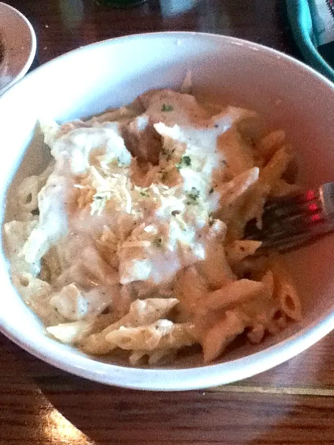 Snapdishの料理写真:Penne with Alfredo and Grilled Chicken|Mark Webbさん