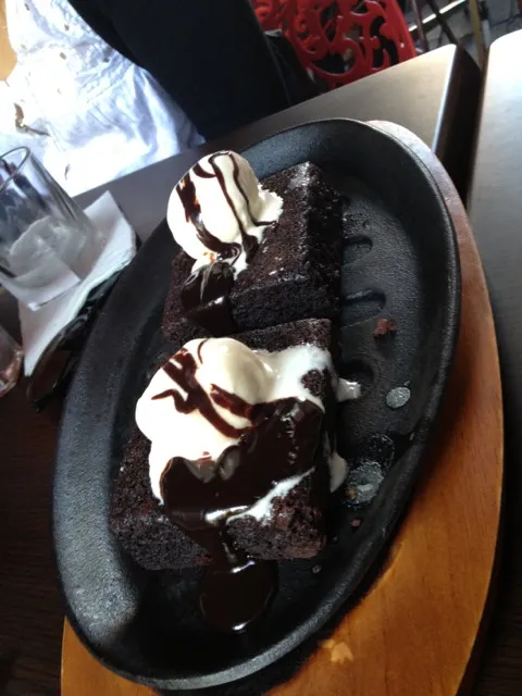 brownie with hot fudge choc sauce|Margaretさん